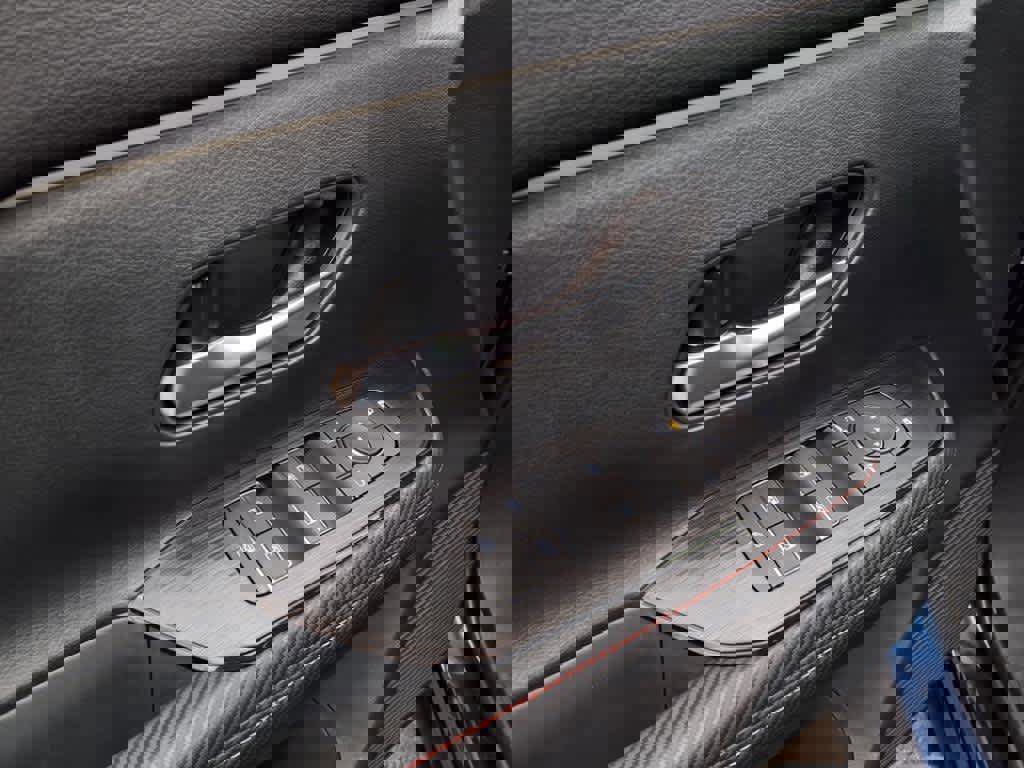 New 2025 Nissan Kicks SR image 13