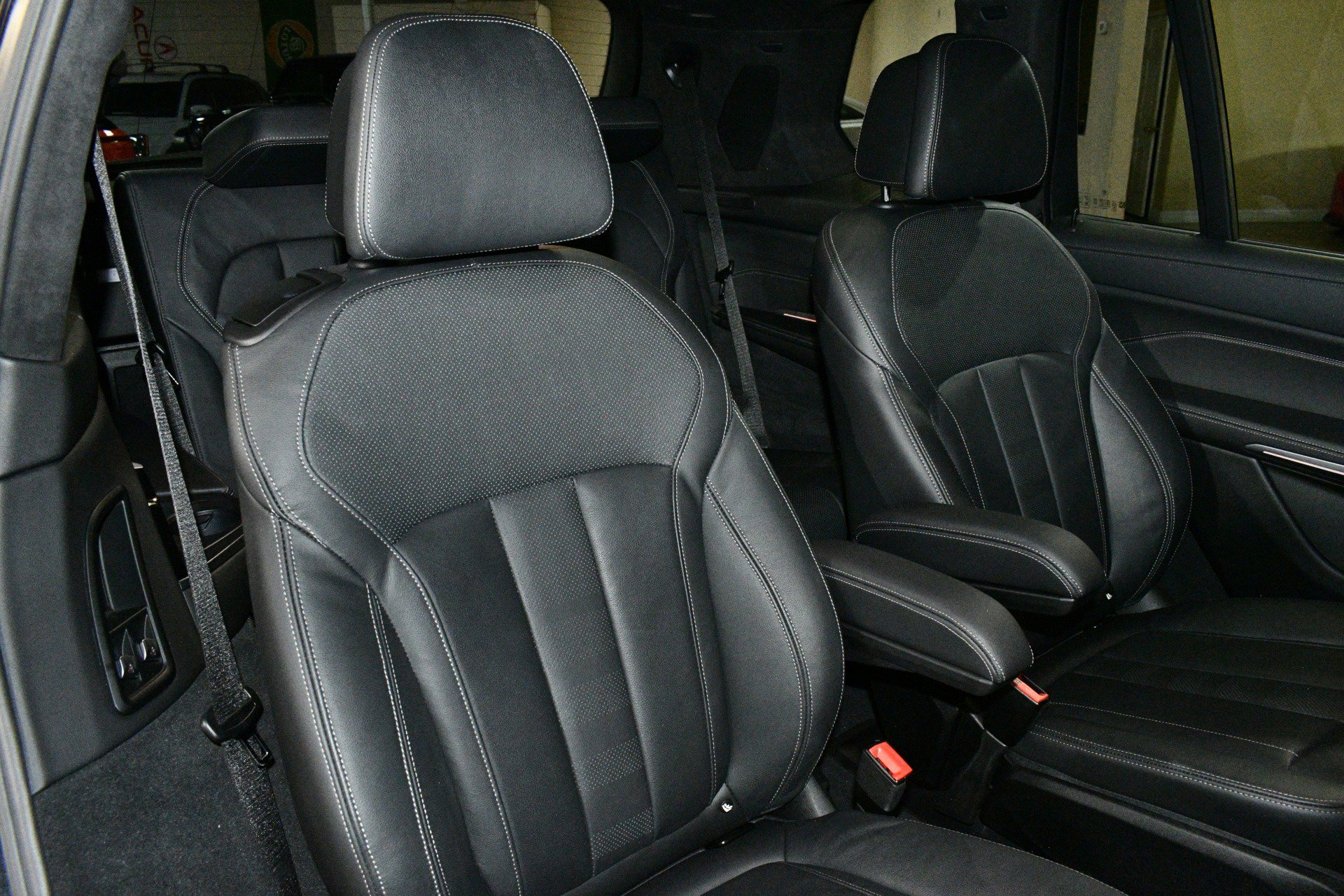 Used 2022 BMW X7 M50i w/ Luxury Seating Package image 18