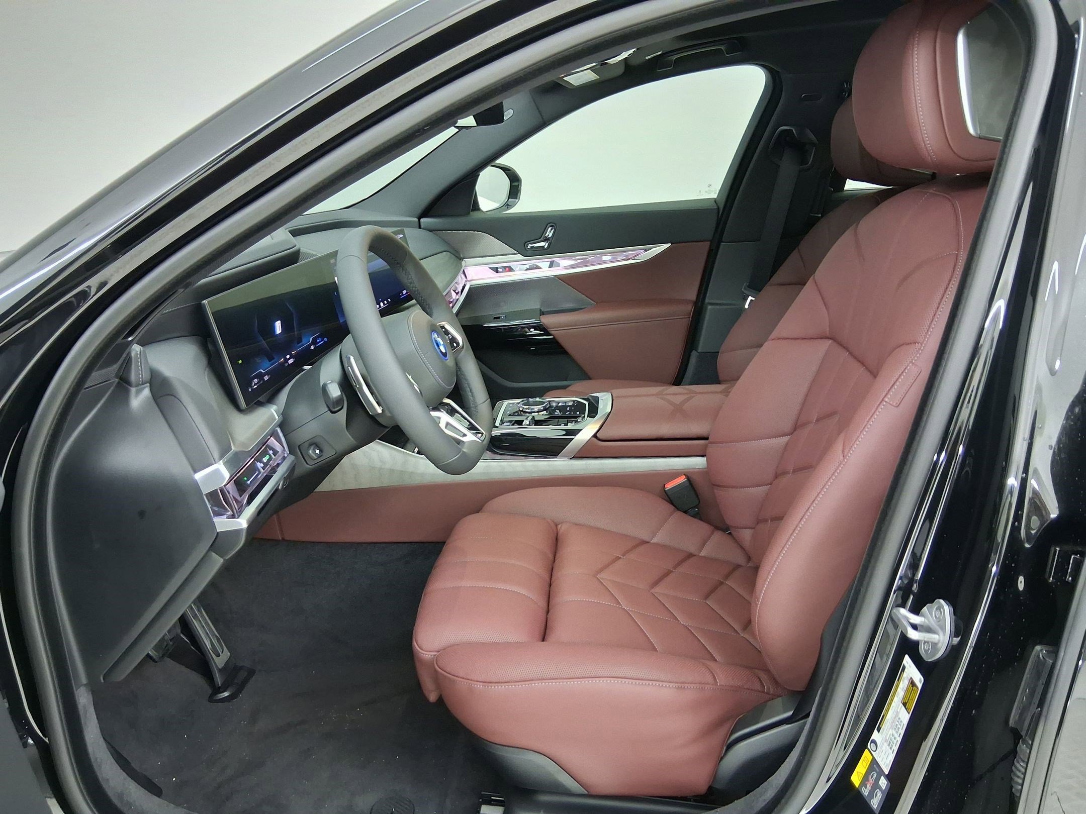 New 2026 BMW 750e xDrive w/ Premium Package AWD/4WD image 3