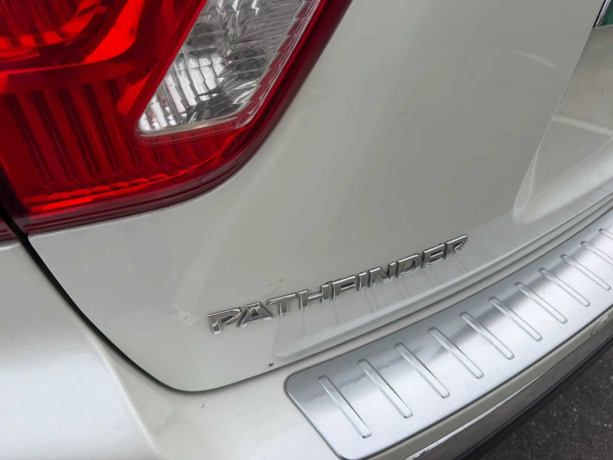 Used 2020 Nissan Pathfinder Platinum image 12