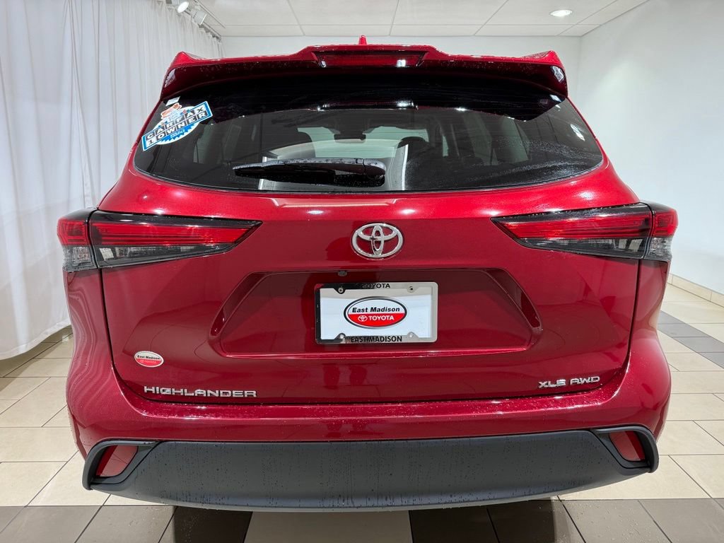 Used 2022 Toyota Highlander XLE AWD/4WD image 4