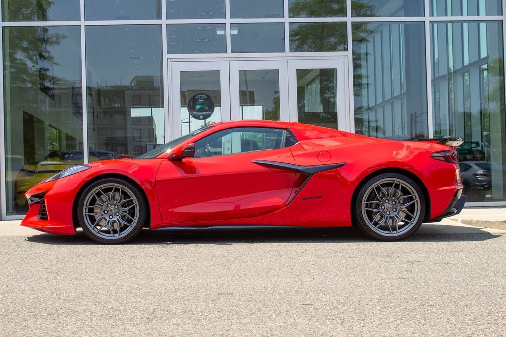 Used 2025 Chevrolet Corvette Z06 RWD image 7