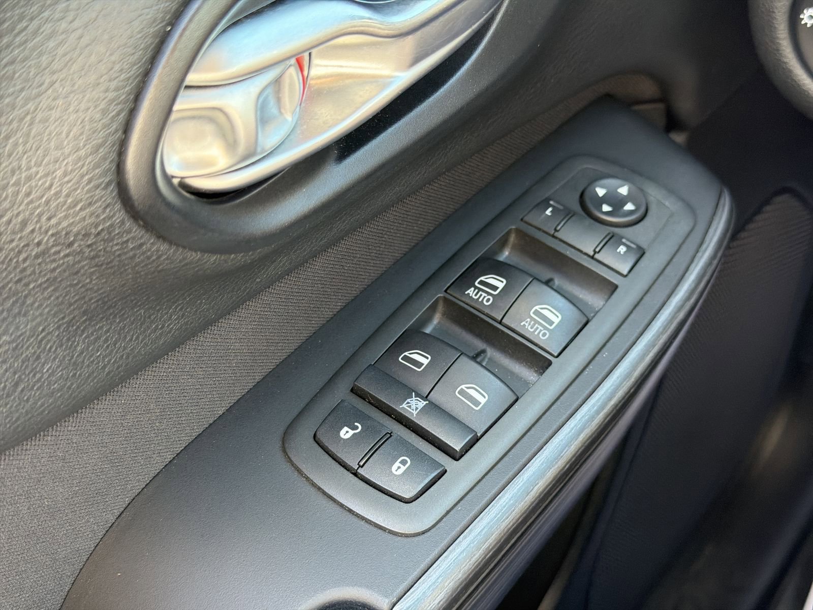Used 2015 Jeep Cherokee Latitude w/ Comfort/Convenience Group AWD/4WD image 31