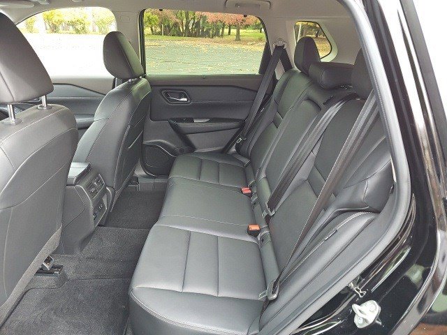 Used 2023 Nissan Rogue SL w/ SL Premium Package image 19