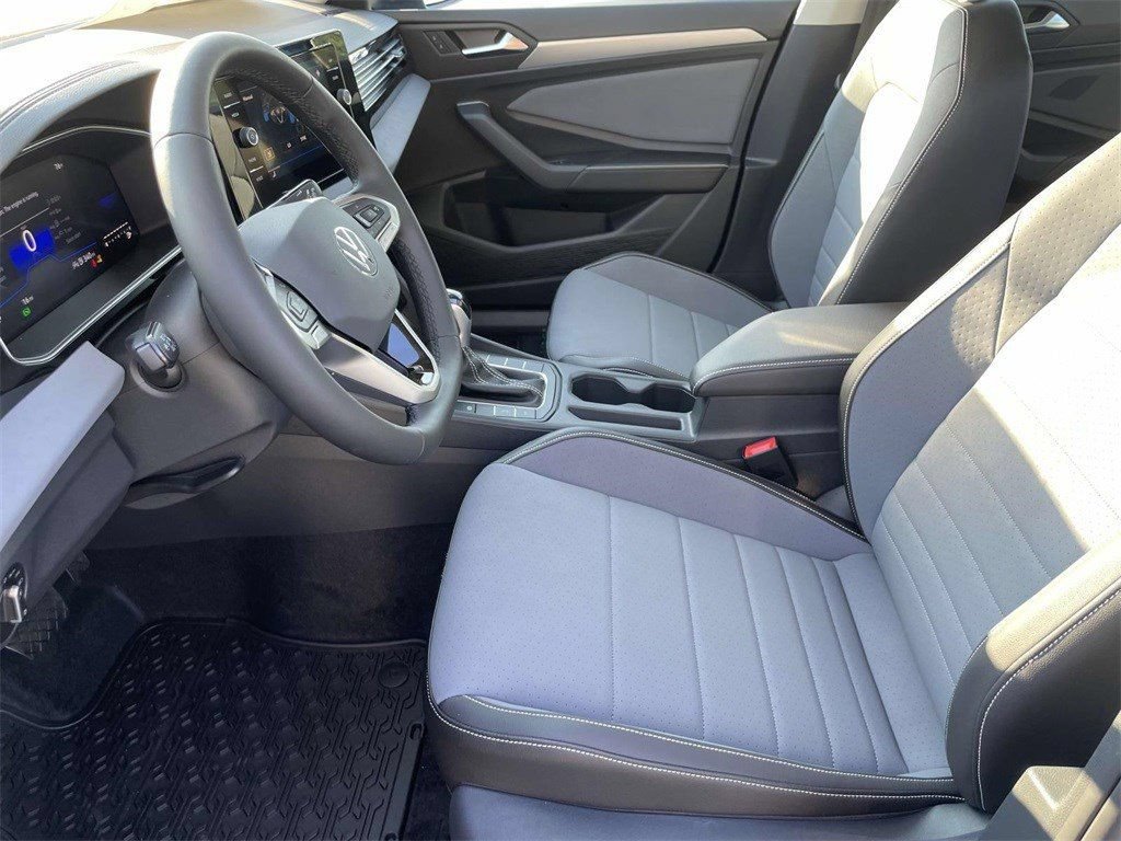 Used 2025 Volkswagen Jetta SE FWD image 18