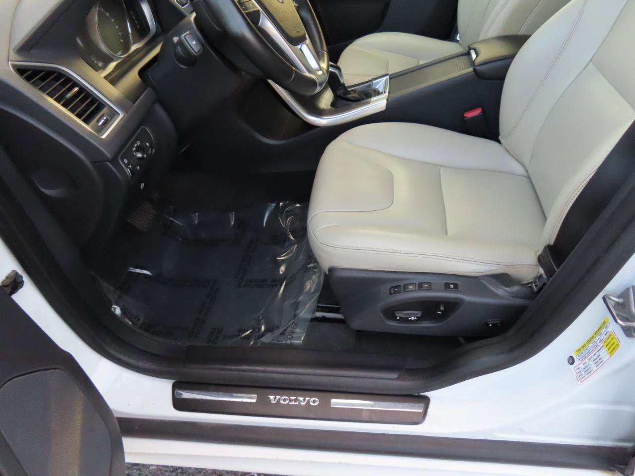 Used 2016 Volvo XC60 T6 w/ Protection Package AWD/4WD image 12