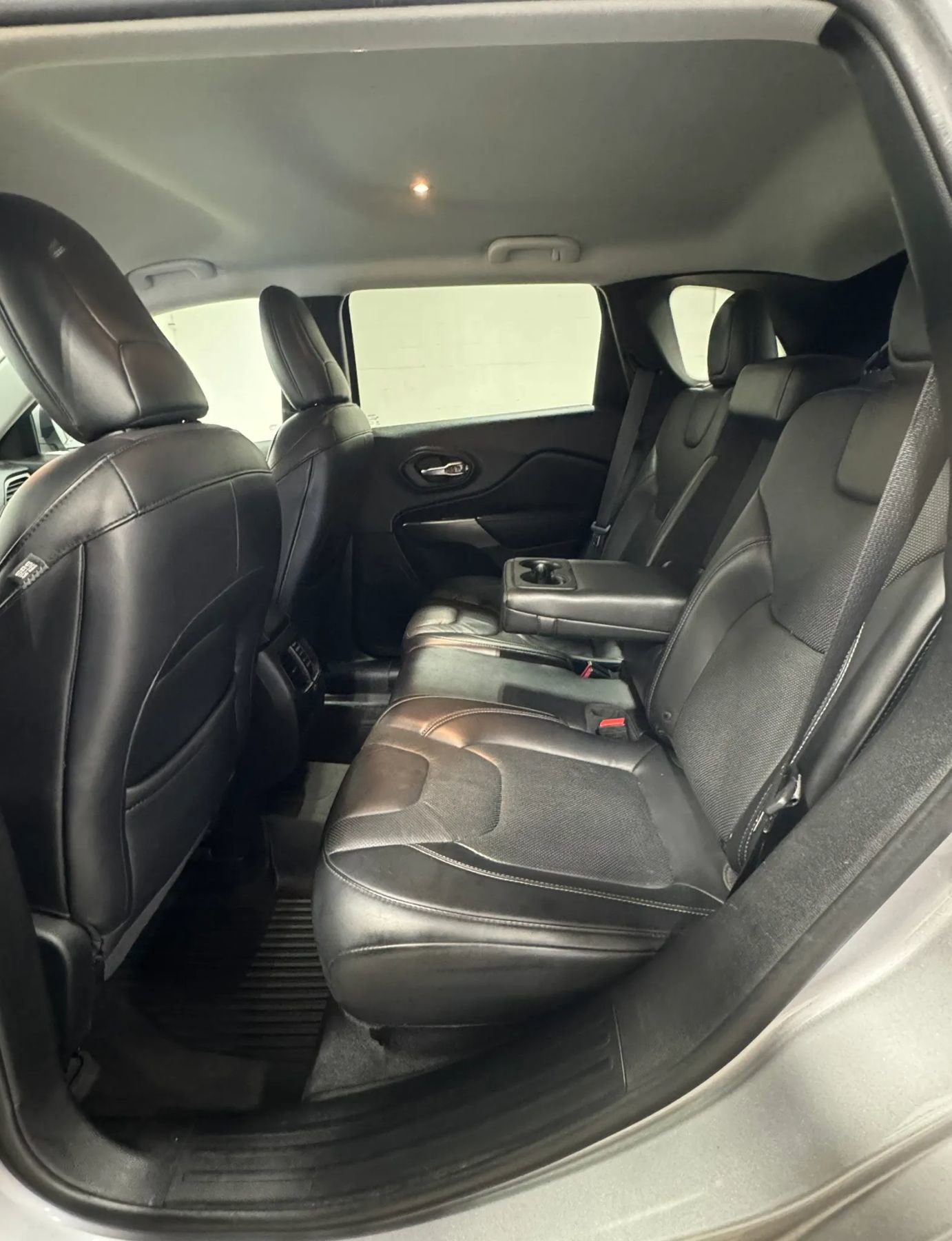 Used 2019 Jeep Cherokee Limited image 24