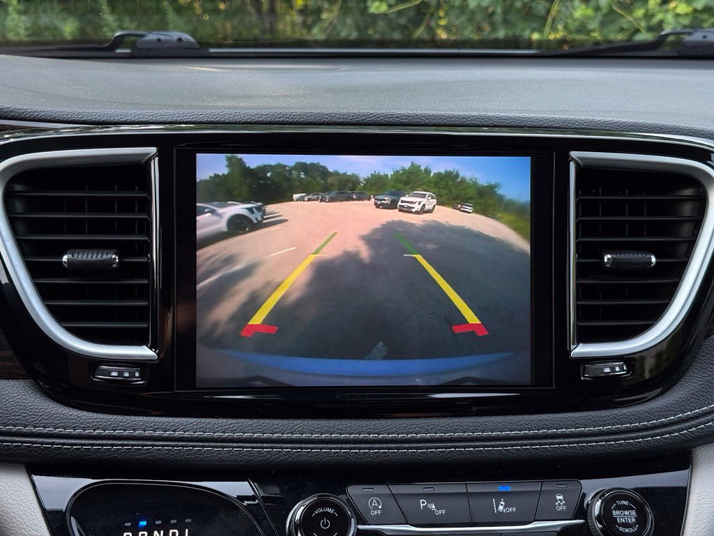 Used 2023 Chrysler Pacifica Limited FWD image 40