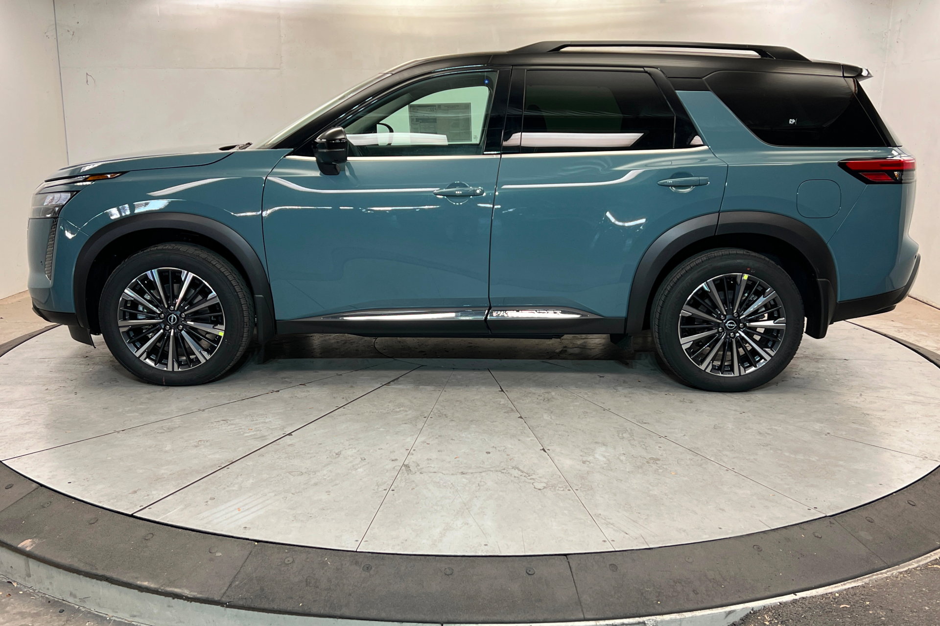 New 2026 Nissan Pathfinder Platinum image 2