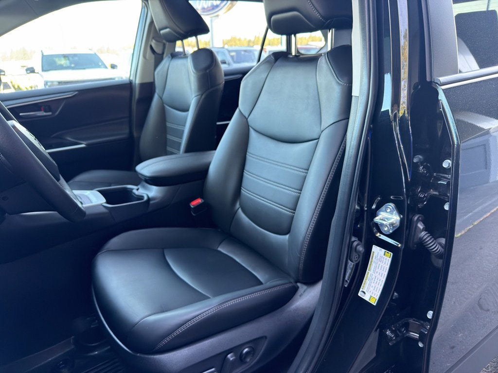 Used 2025 Toyota RAV4 XLE Premium w/ Weather Package AWD/4WD image 17