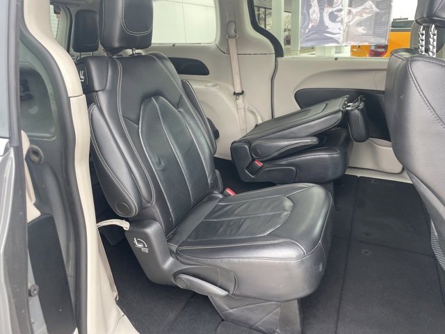 Used 2022 Chrysler Pacifica Touring-L image 15