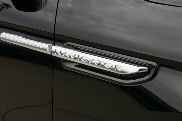 Used 2018 Lincoln Navigator L Select image 10