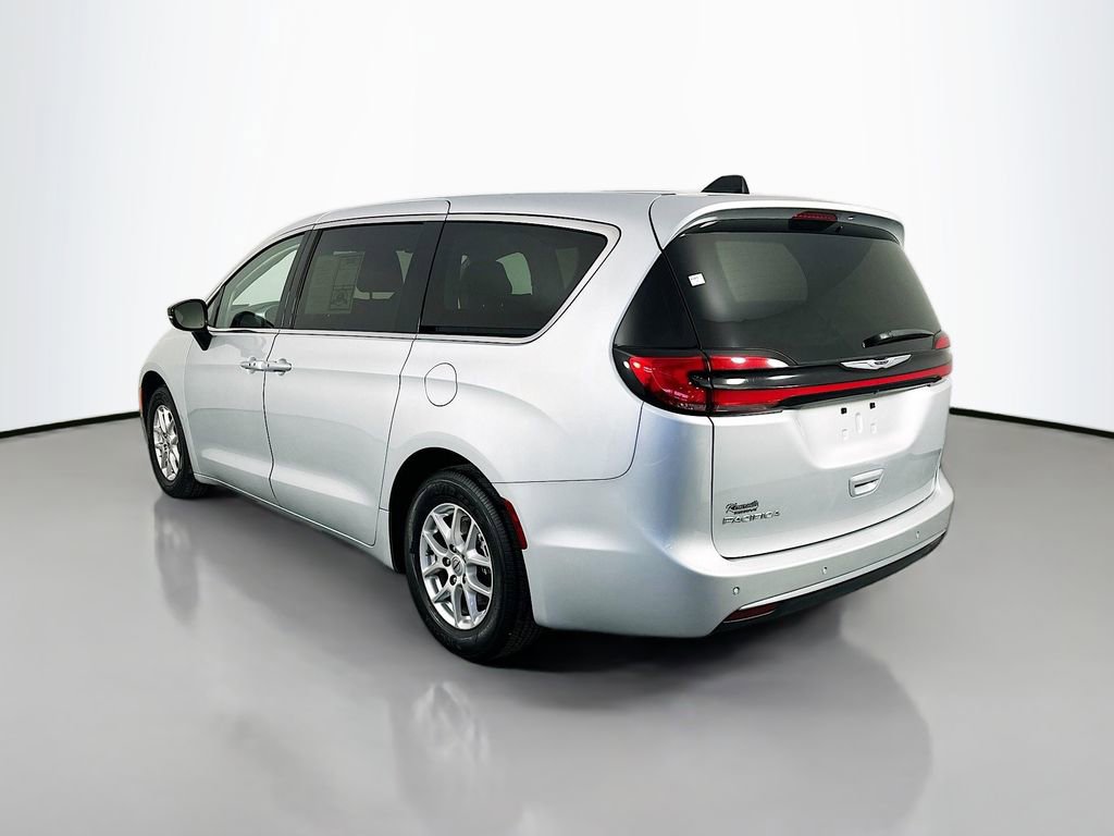 Used 2024 Chrysler Pacifica Touring-L FWD image 5
