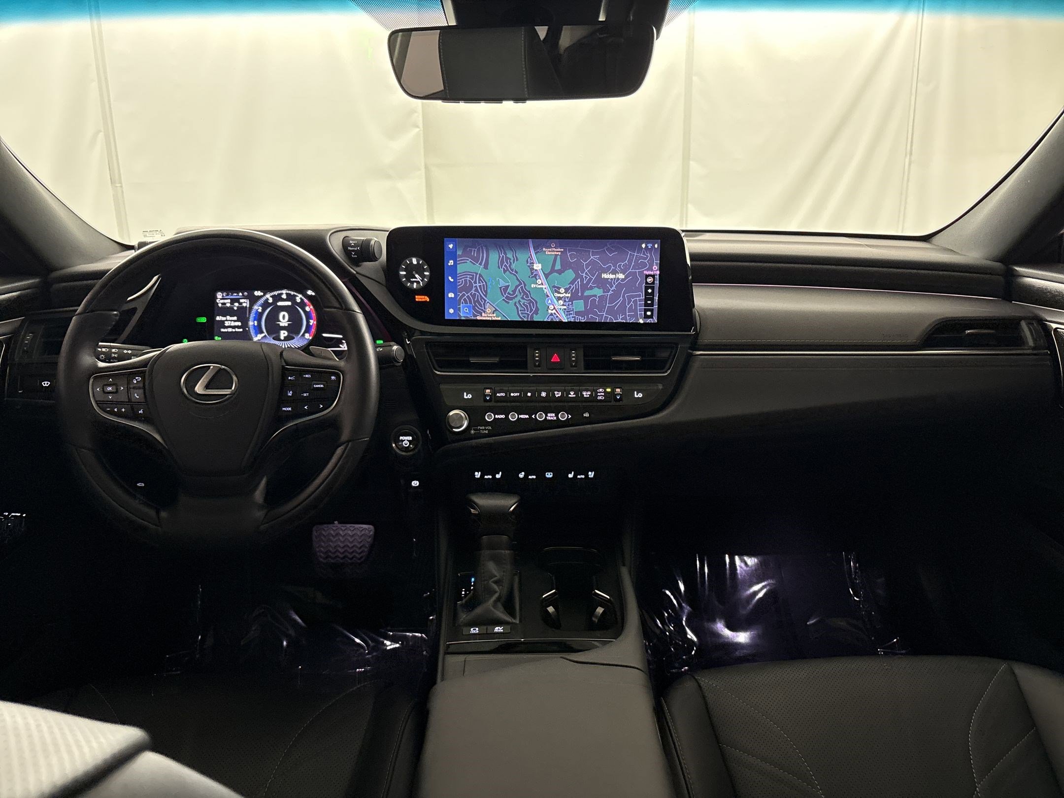 Used 2025 Lexus ES 300h w/ Luxury Package FWD image 17