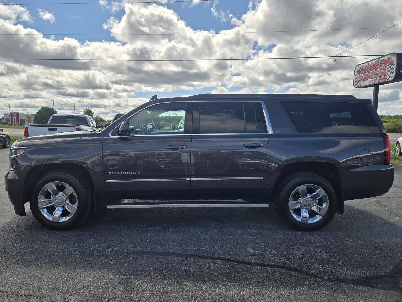 Used 2017 Chevrolet Suburban LT w/ LT Signature Package image 4