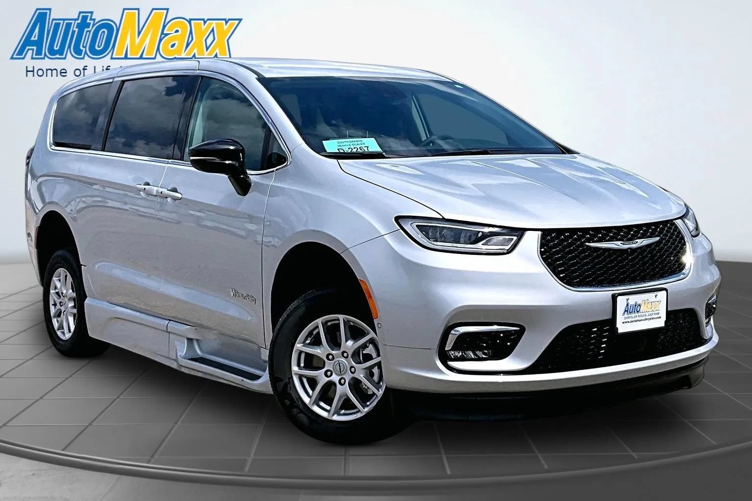 Used 2024 Chrysler Pacifica Touring-L FWD image 3