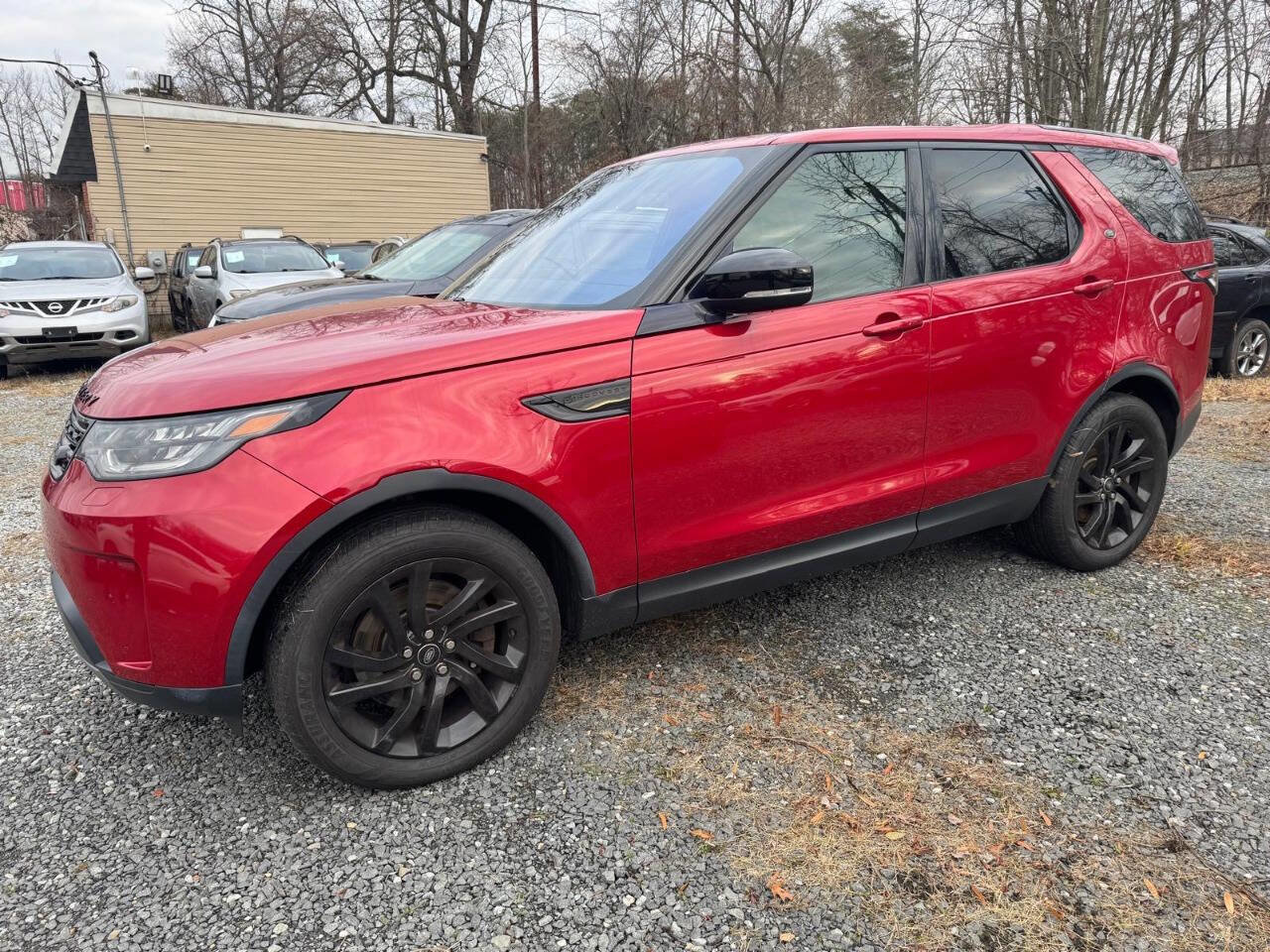 Used 2017 Land Rover Discovery SE image 4