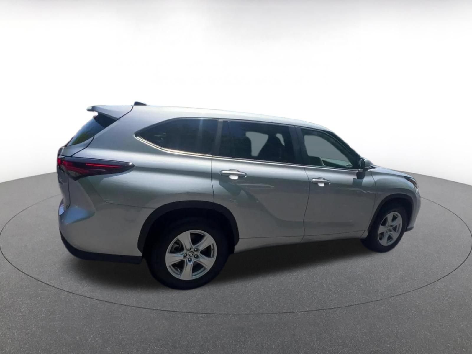 Used 2025 Toyota Highlander LE FWD image 14