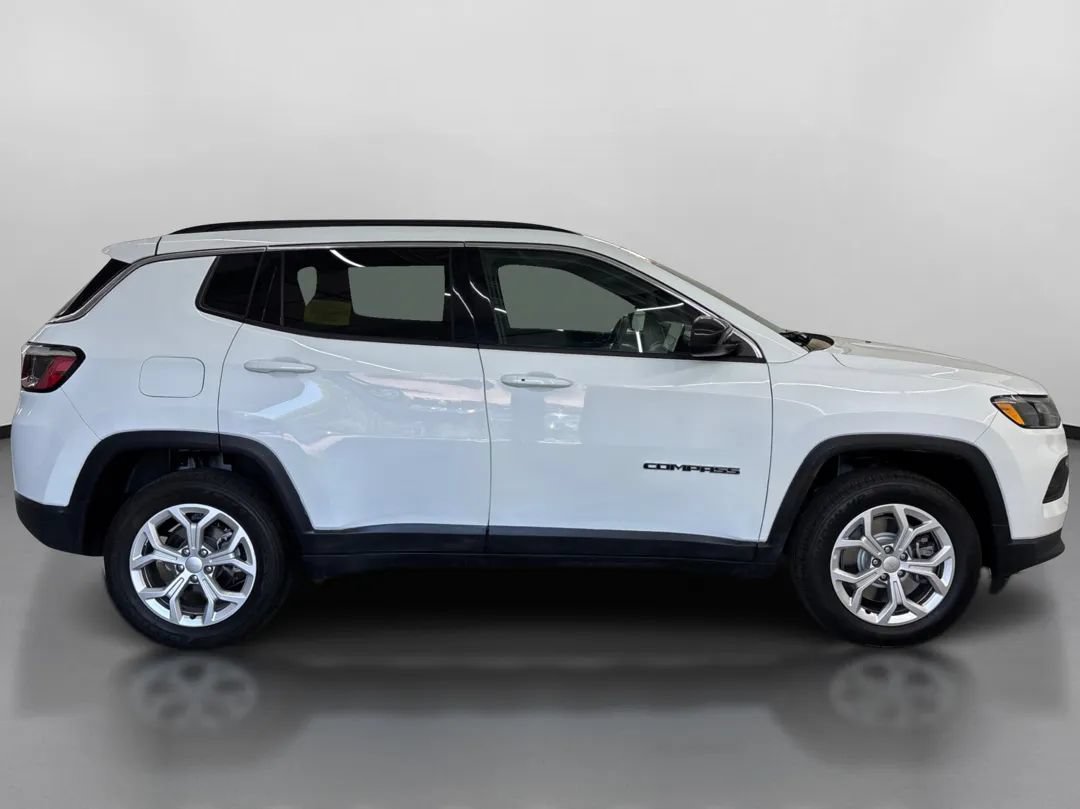 Used 2024 Jeep Compass Latitude AWD/4WD image 11