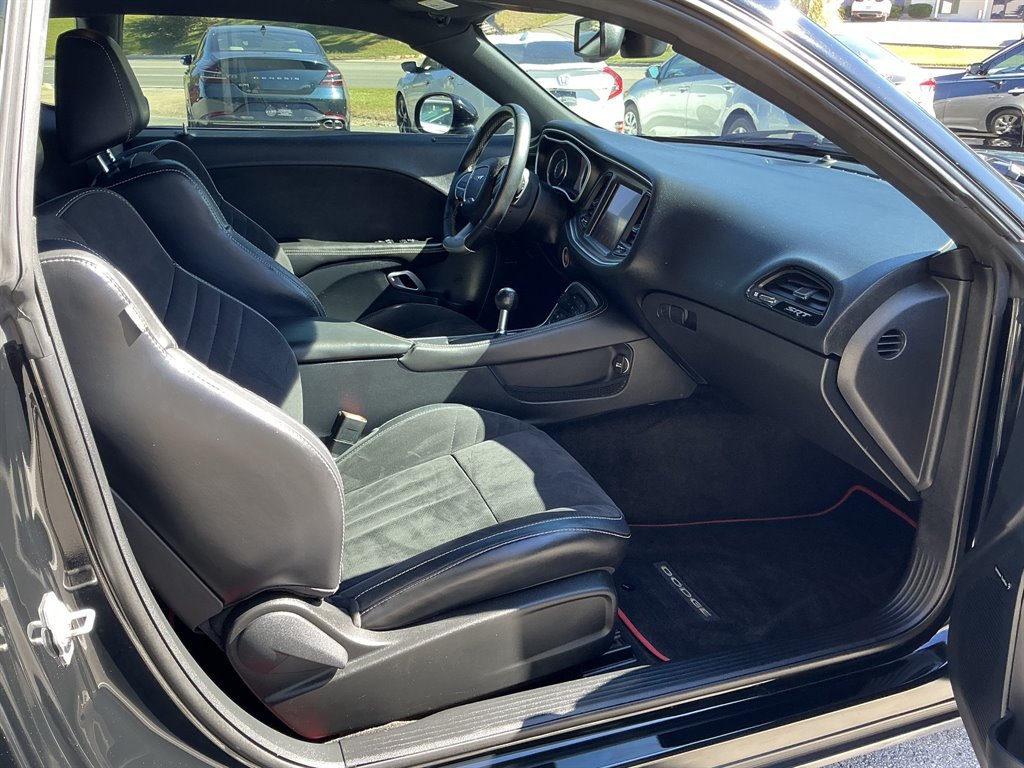 Used 2015 Dodge Challenger SRT RWD image 11