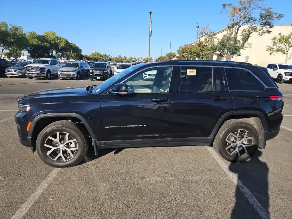 Used 2023 Jeep Grand Cherokee Limited w/ Luxury Tech Group II AWD/4WD image 4