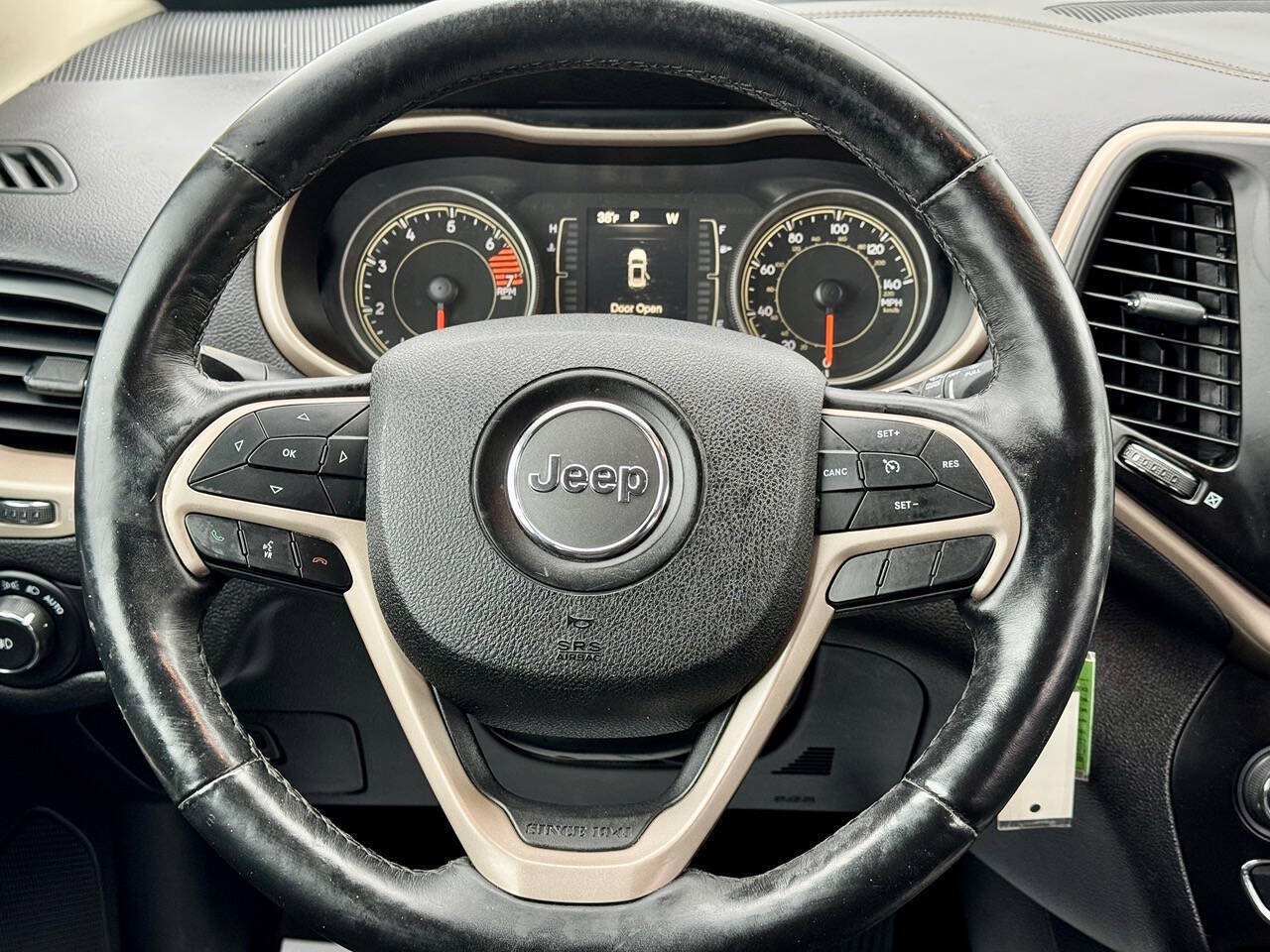 Used 2018 Jeep Cherokee Latitude w/ Altitude Package AWD/4WD image 18