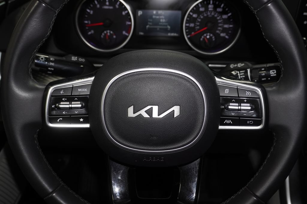 Used 2024 Kia Carnival LX FWD image 18