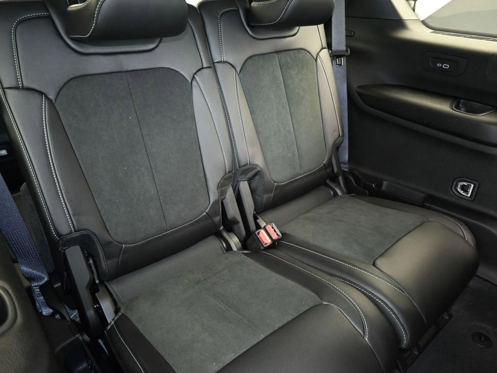 Used 2025 Jeep Grand Cherokee L Laredo image 34