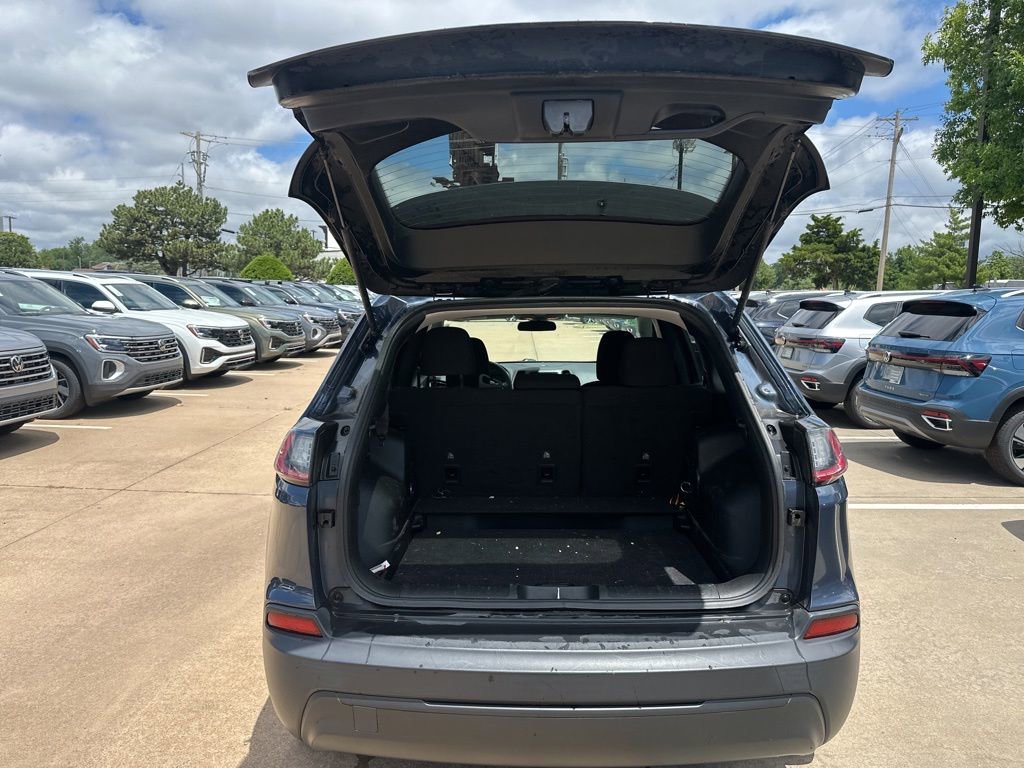 Used 2019 Jeep Cherokee Latitude w/ Popular Appearance Group FWD image 11