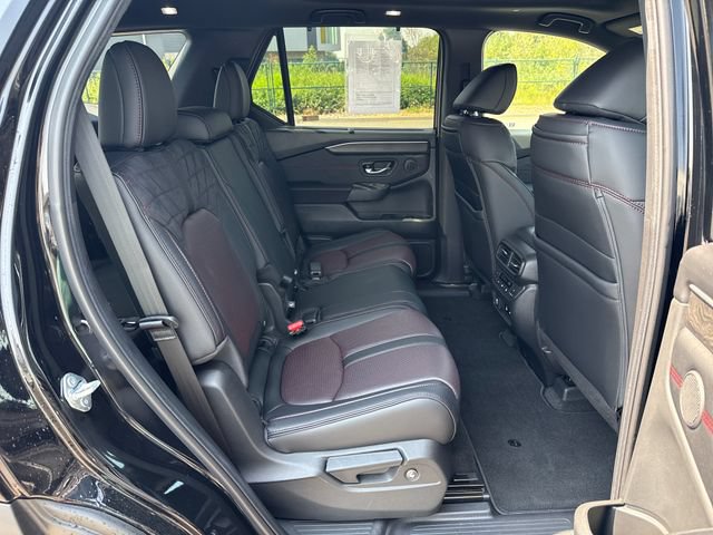 Used 2026 Honda Pilot Black Edition image 11