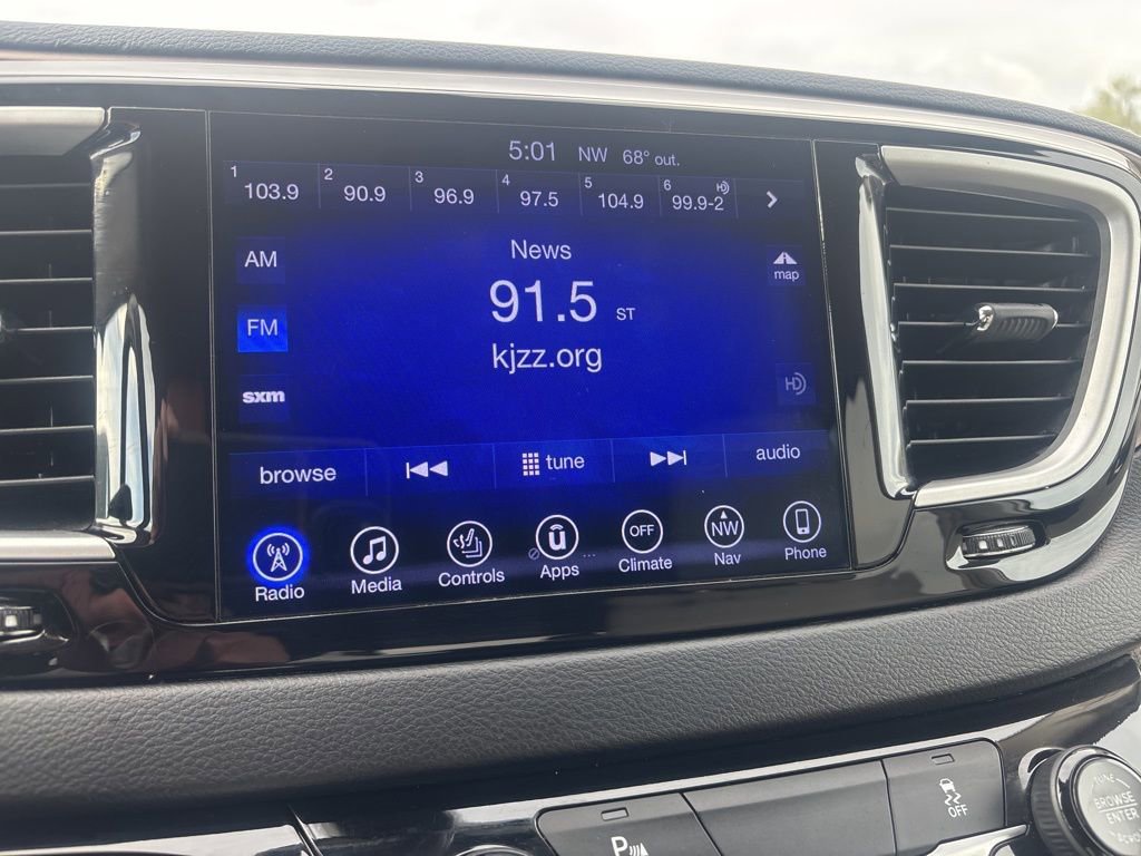 Used 2017 Chrysler Pacifica Touring-L FWD image 23