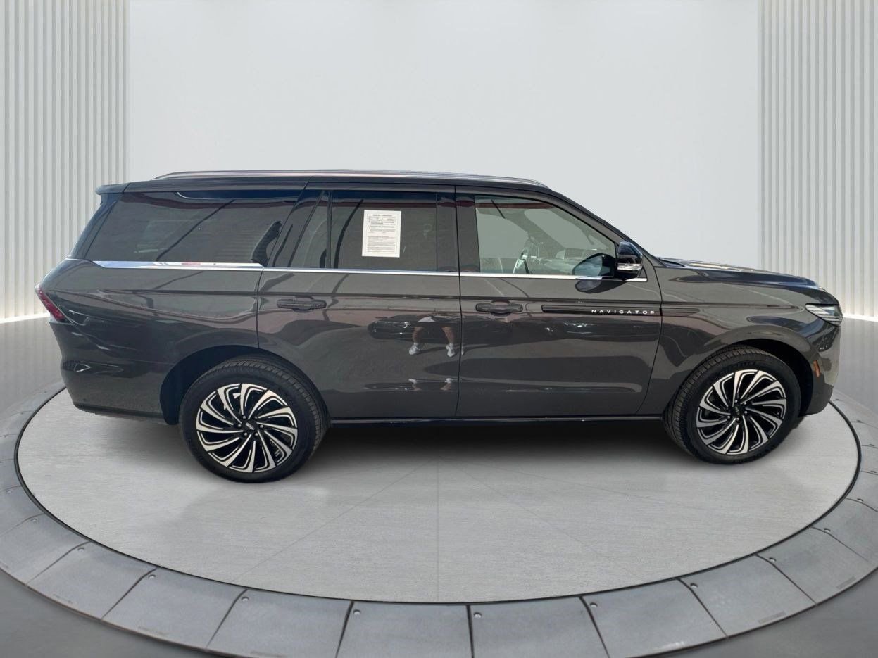 Used 2025 Lincoln Navigator Black Label image 3
