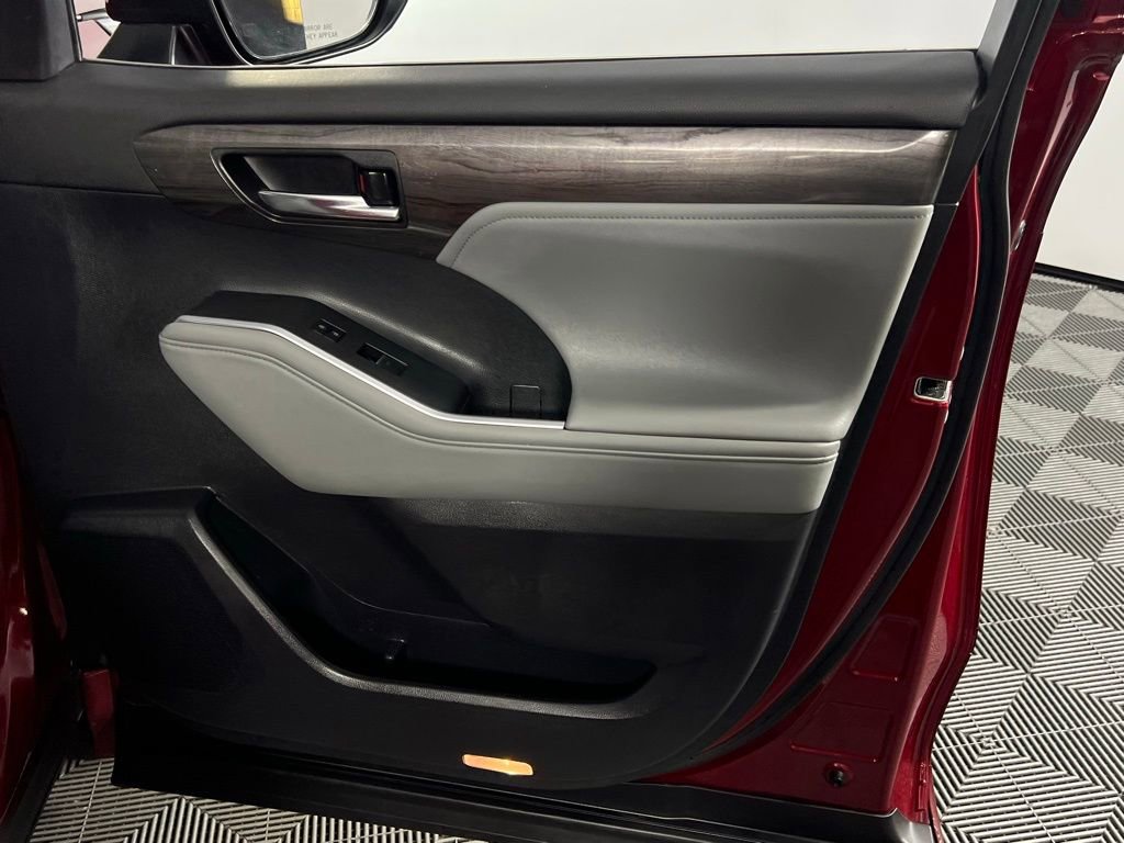 Used 2024 Toyota Highlander Platinum image 31