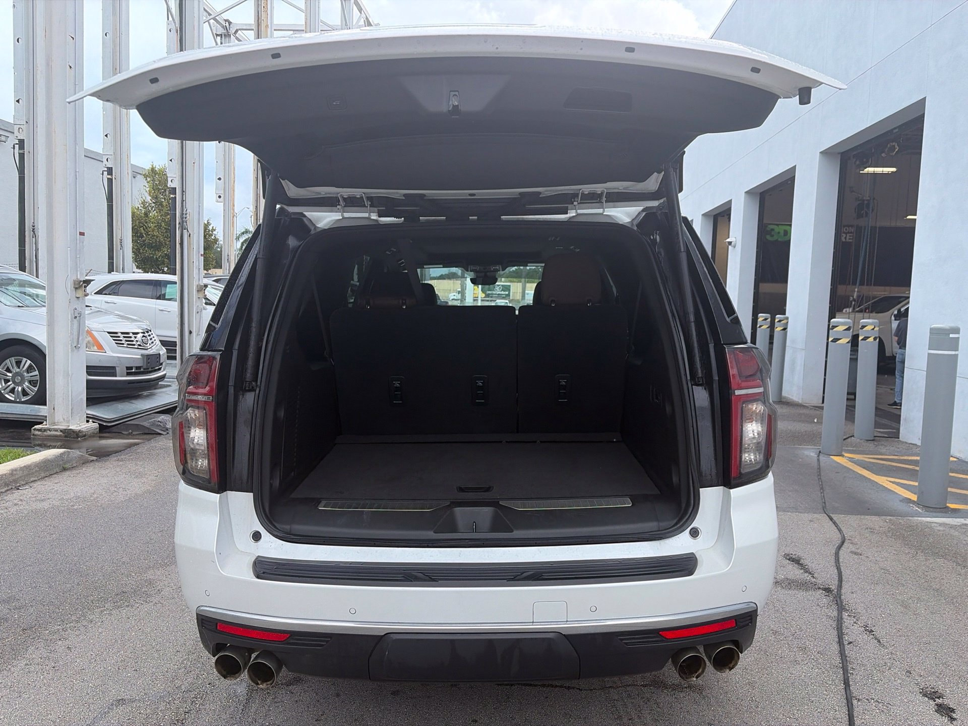 Used 2023 Chevrolet Suburban High Country RWD image 5