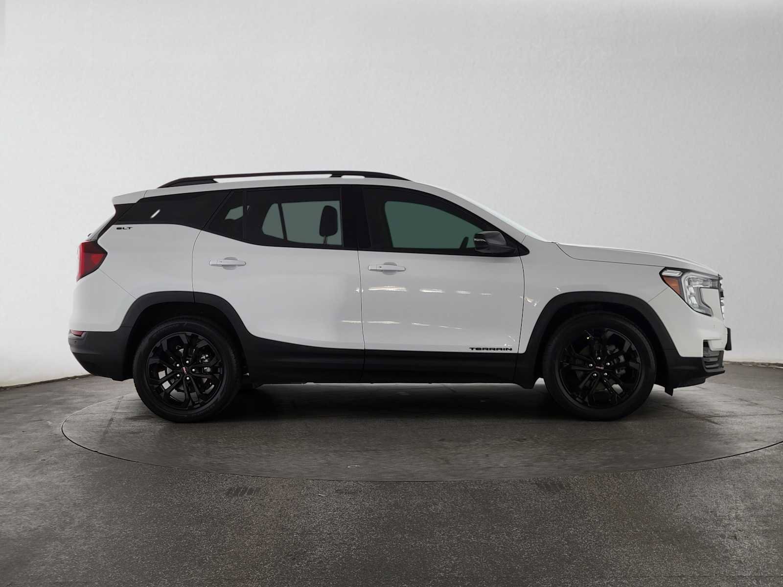 Used 2022 GMC Terrain SLT w/ Infotainment Package II FWD image 2