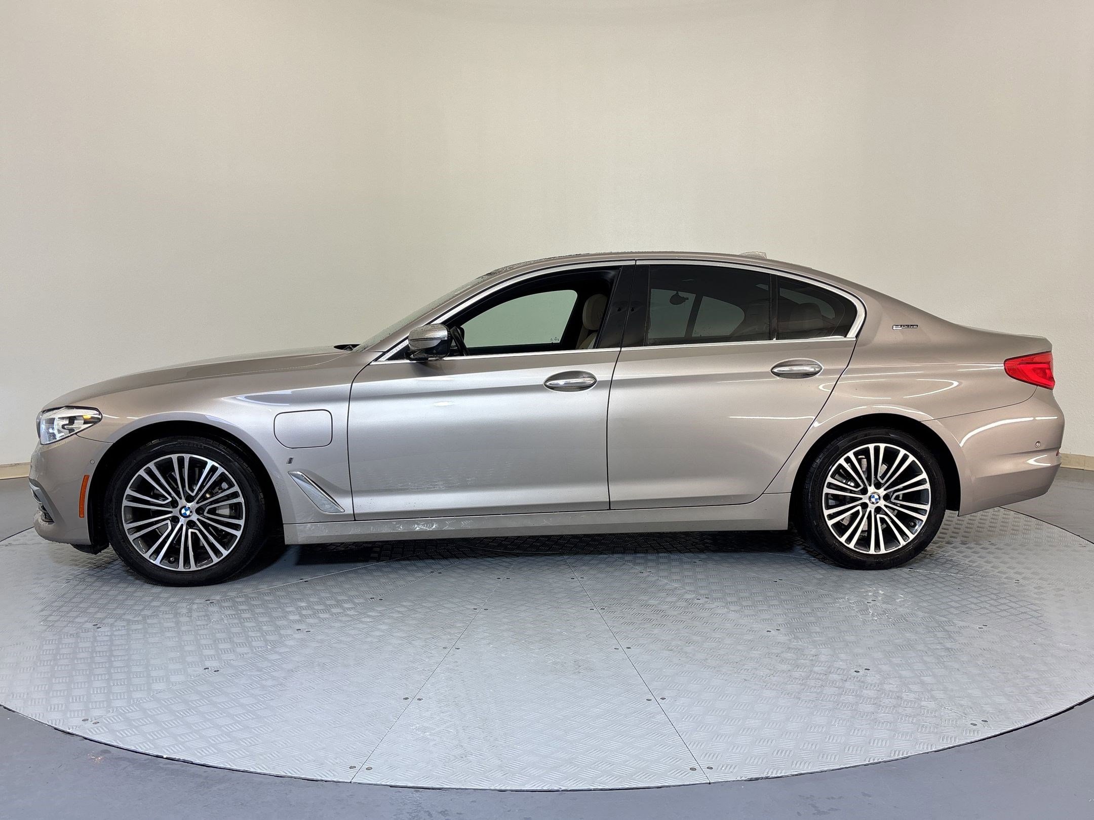 Used 2018 BMW 530e w/ Premium Package 2 RWD image 2
