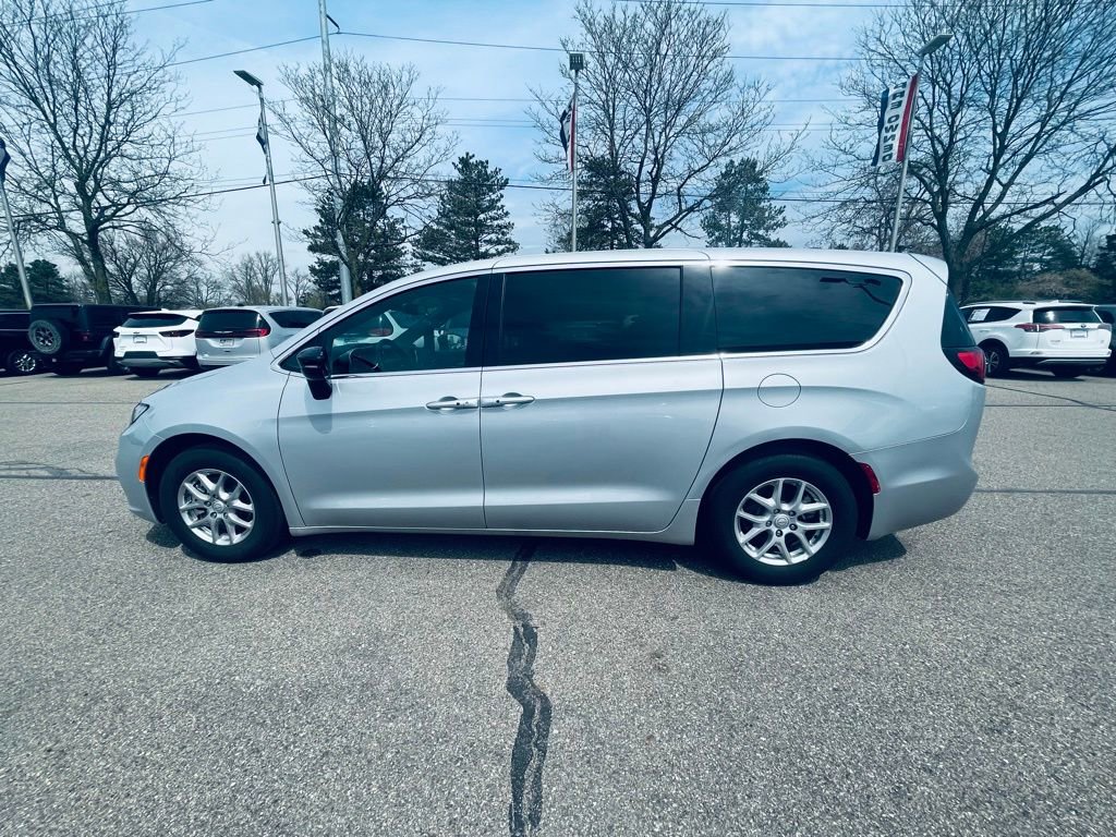 Used 2026 Chrysler Pacifica Select FWD image 2