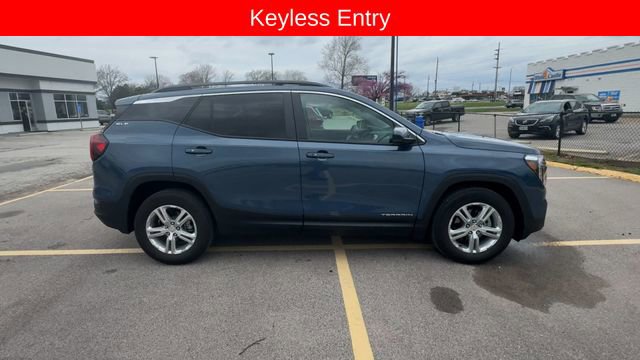 Used 2024 GMC Terrain SLE w/ Driver Convenience Package image 9