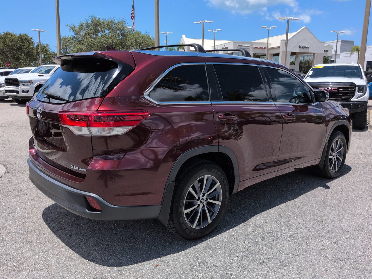 Used 2017 Toyota Highlander XLE w/ Carpet Mat Package AWD/4WD image 5