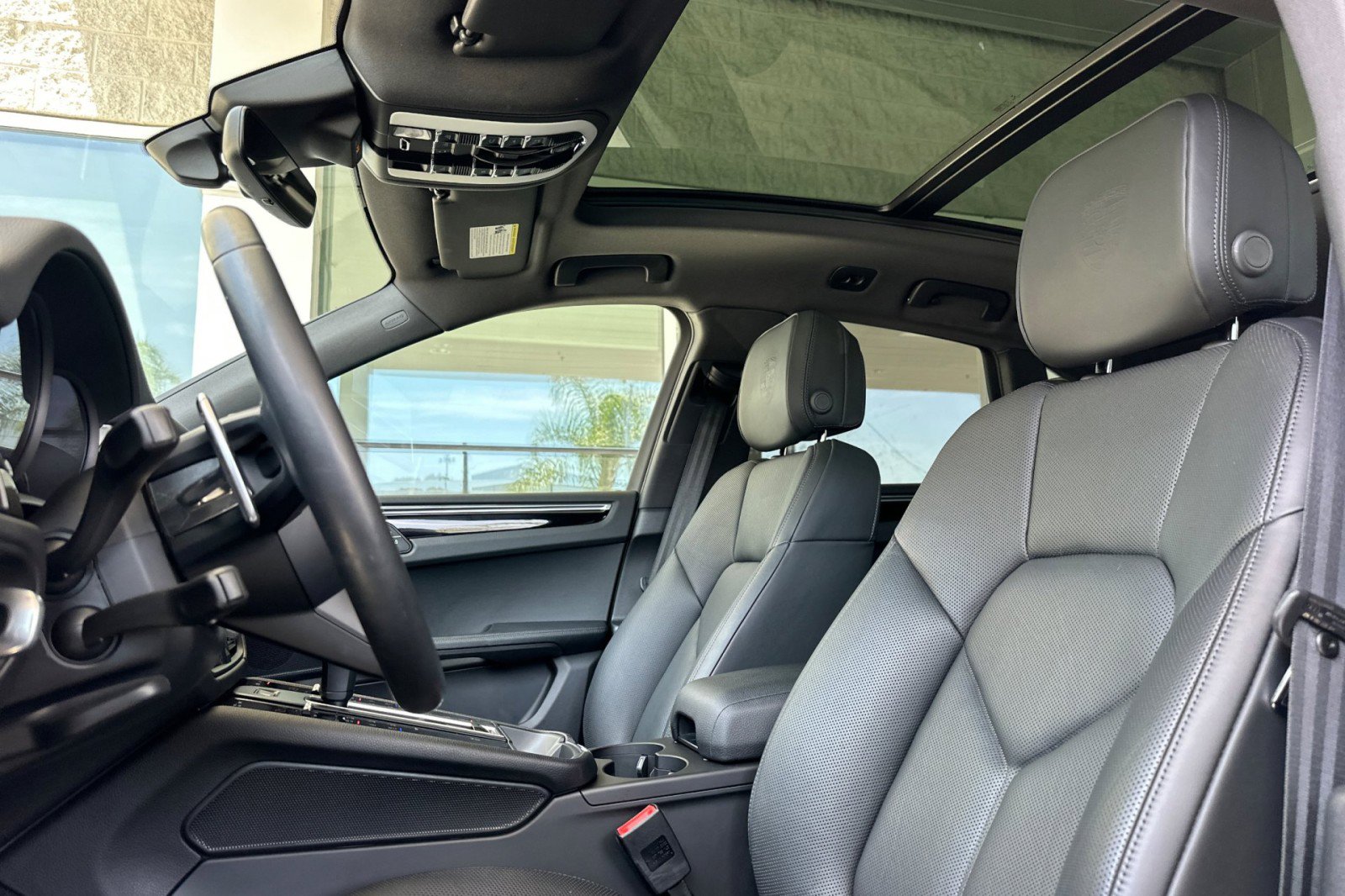 Certified 2022 Porsche Macan AWD/4WD image 5