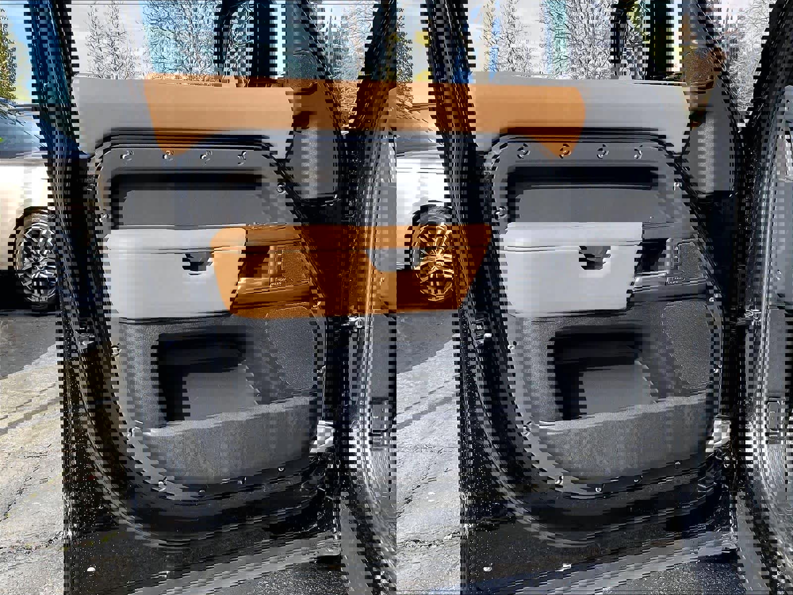 Used 2025 Land Rover Defender 130 X-Dynamic SE image 24