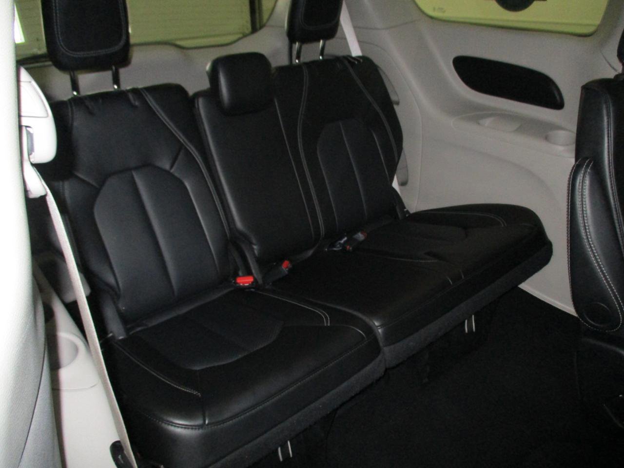 Used 2024 Chrysler Pacifica Touring-L image 12