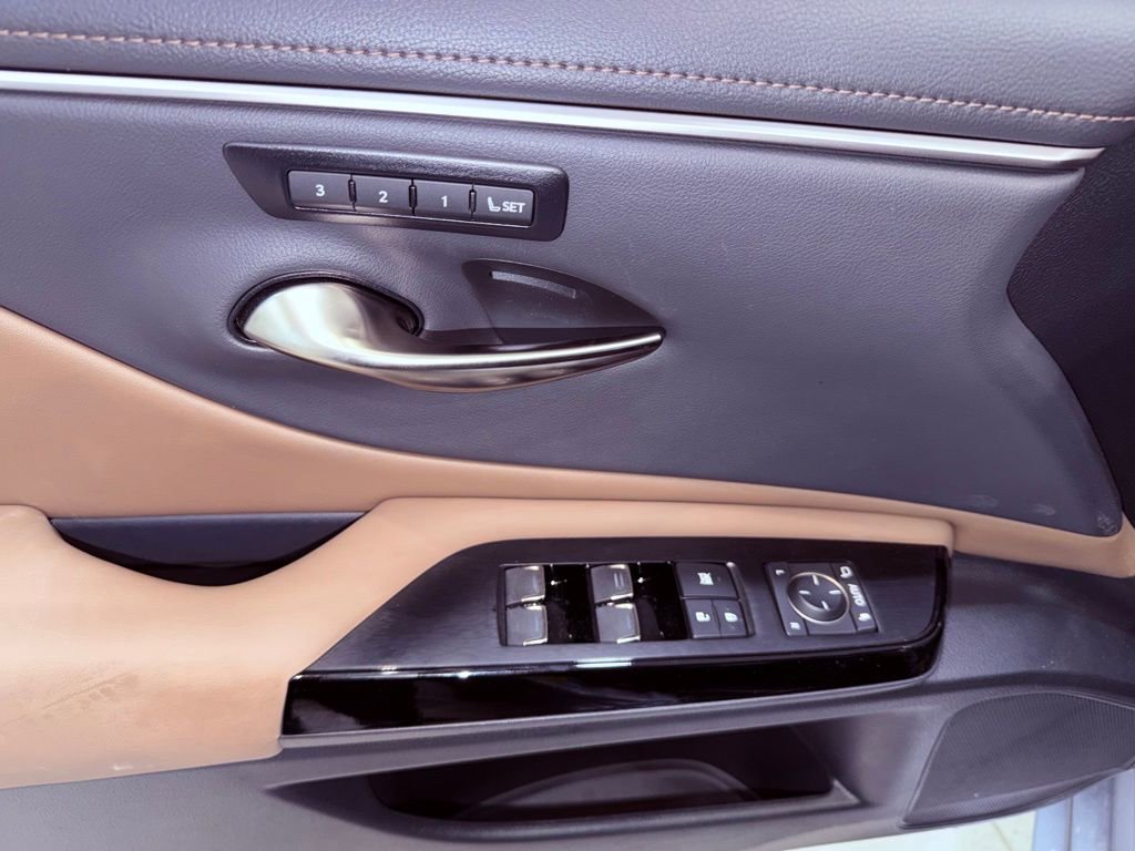 Used 2024 Lexus ES 300h w/ Luxury Package image 20