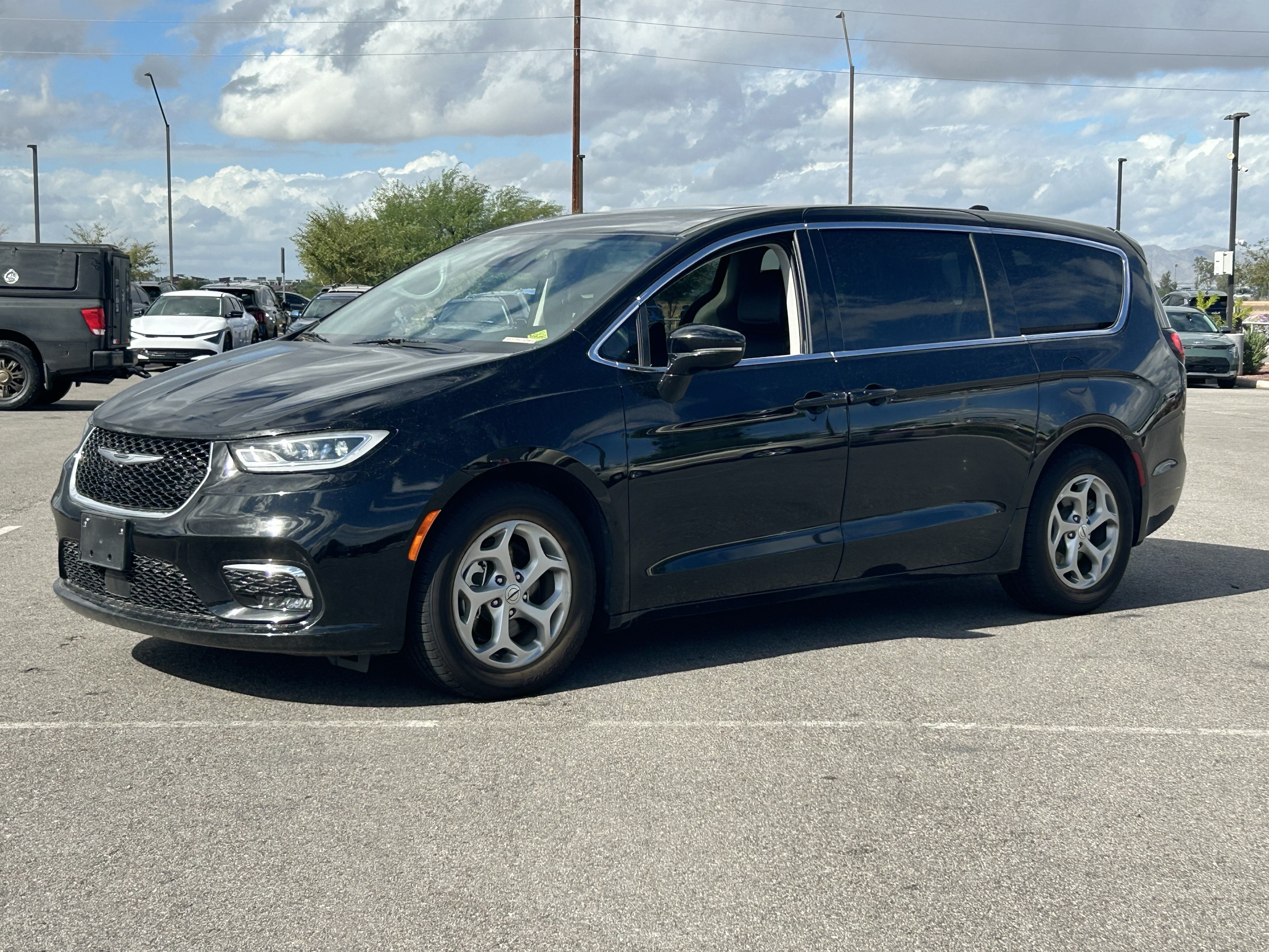 Used 2024 Chrysler Pacifica Limited FWD image 34