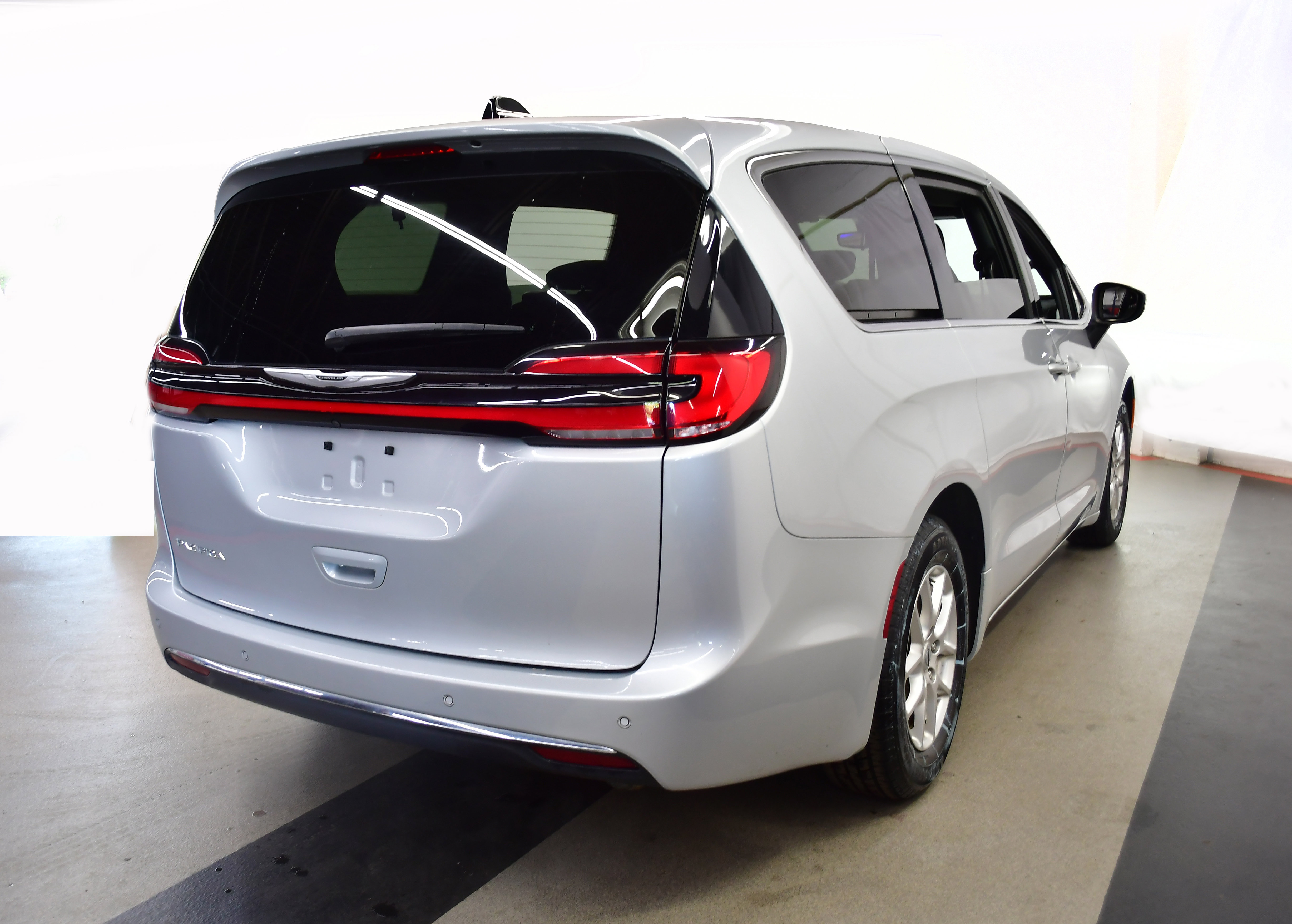 Used 2023 Chrysler Pacifica Touring FWD image 7