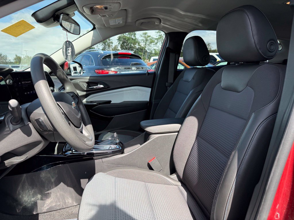 Used 2025 Chevrolet Trax LT FWD image 27