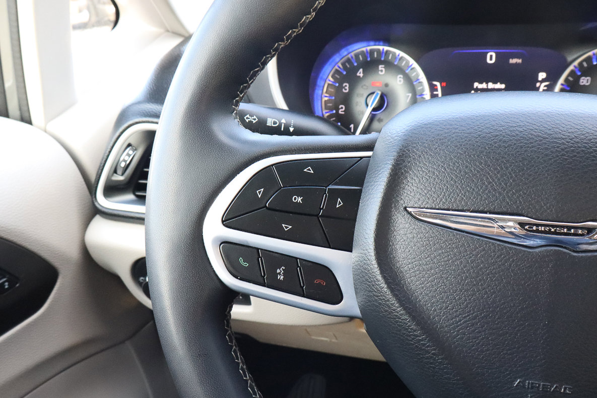 Used 2023 Chrysler Pacifica Touring-L image 27