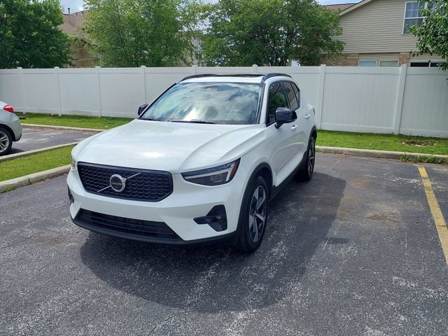 Certified 2026 Volvo XC40 B5 Plus AWD/4WD image 2