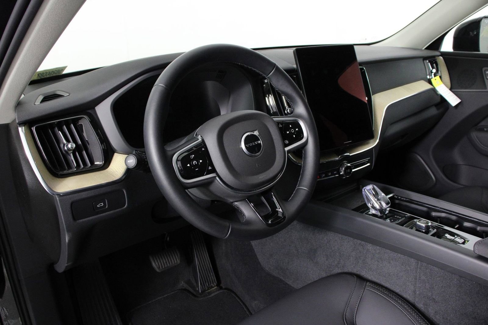 Certified 2026 Volvo XC60 B5 Plus AWD/4WD image 14
