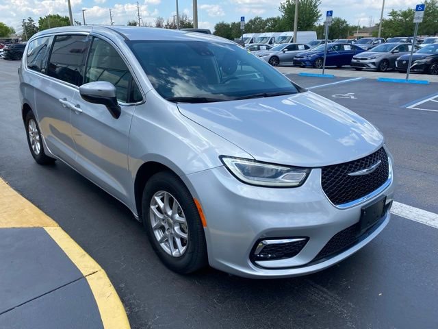 Used 2023 Chrysler Pacifica Touring-L image 2